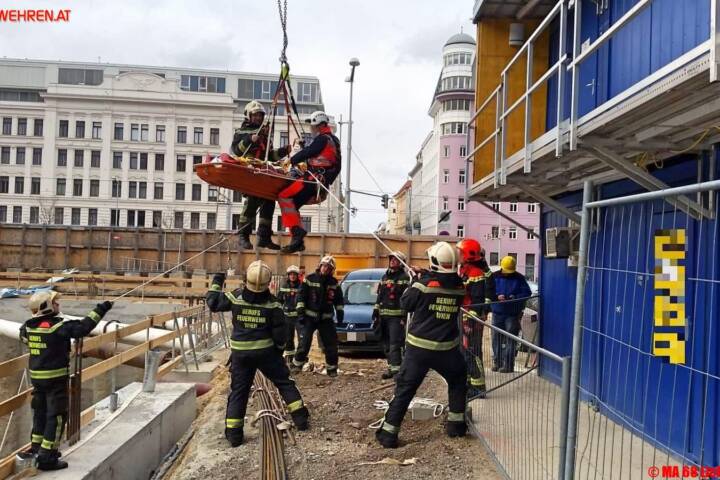BF Wien: Verletzter Bauarbeiter geborgen