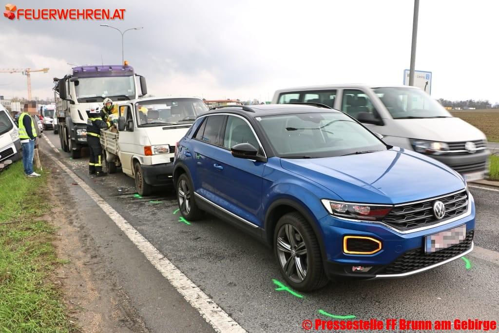 FF Brunn am Gebirge: Auffahrunfall während LKW-Bergung