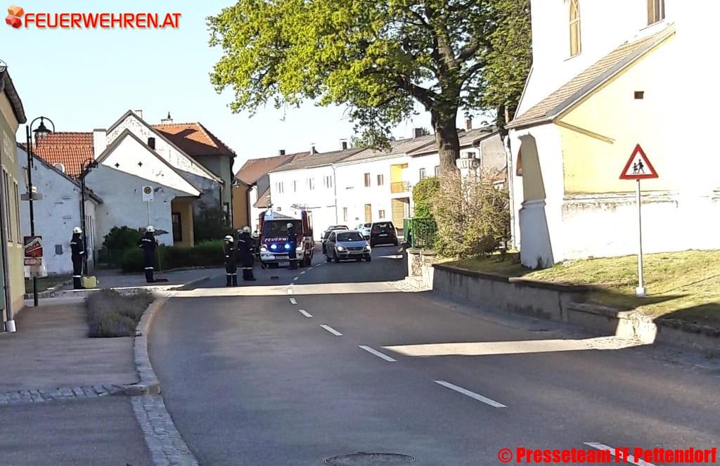 FF Pettendorf: Ölspur in der Unteren Hauptstrasse