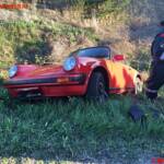 Porsche stand im Straßengraben