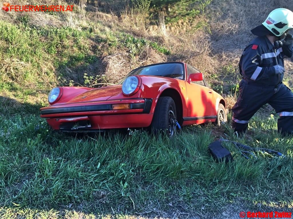 Porsche stand im Straßengraben