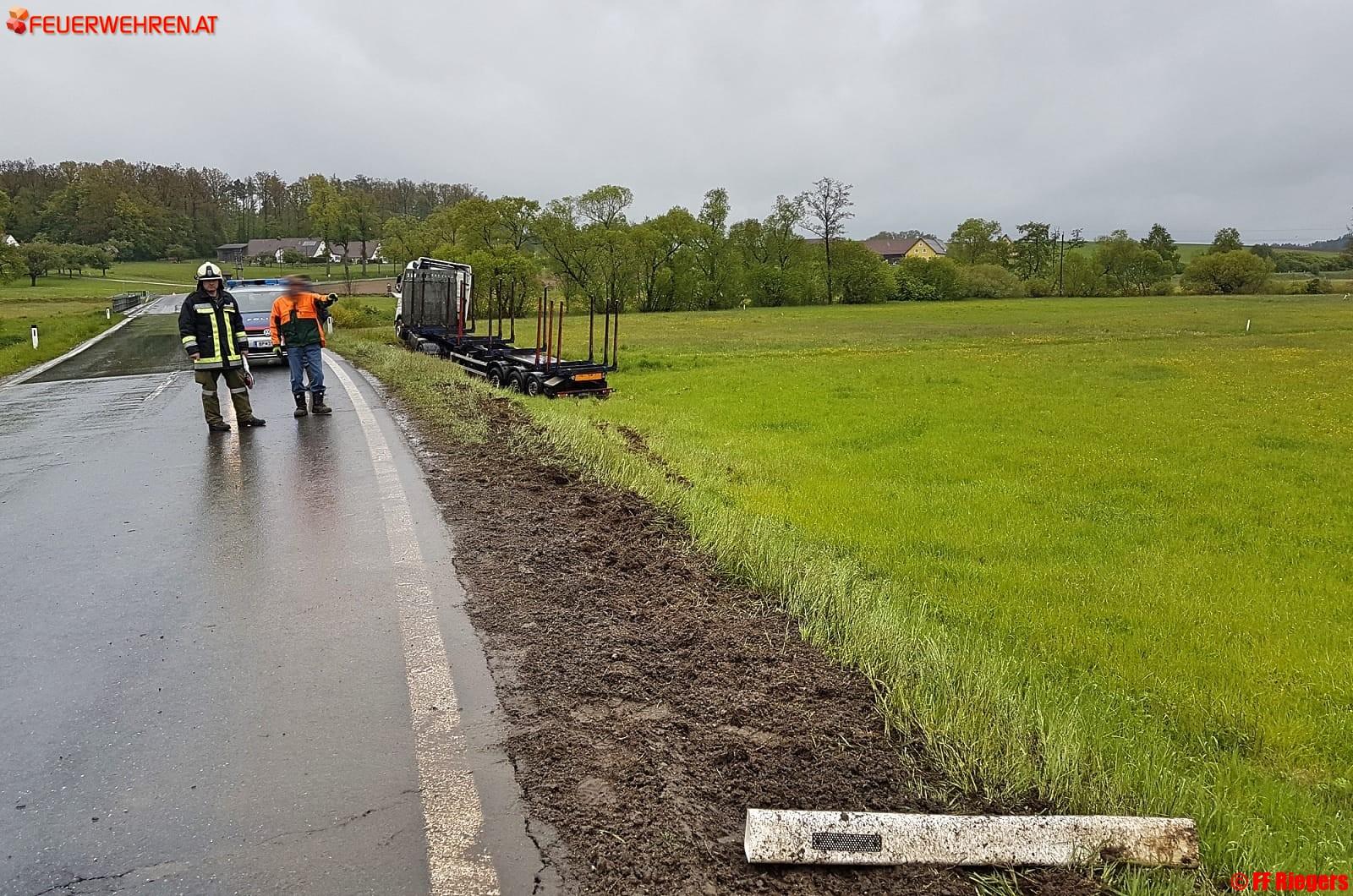 BFK Waidhofen/Thaya: LKW Bergung auf der B36 bei Riegers