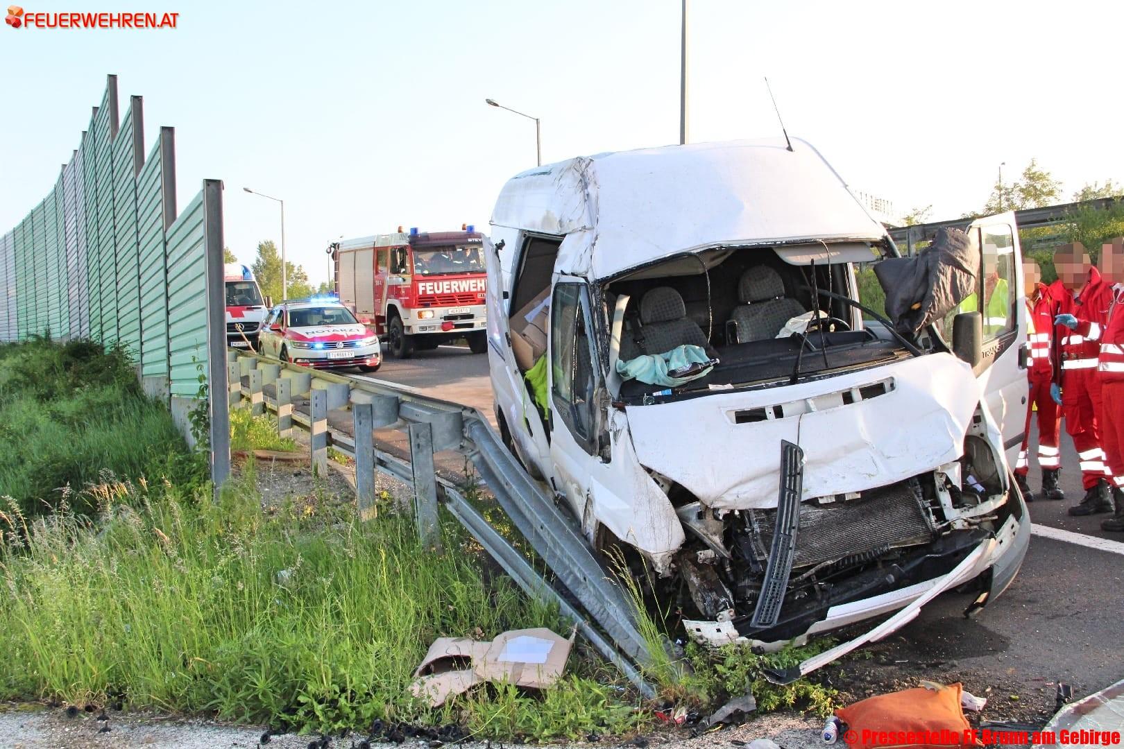 FF Brunn am Gebirge: Fahrzeuglenker verletzt