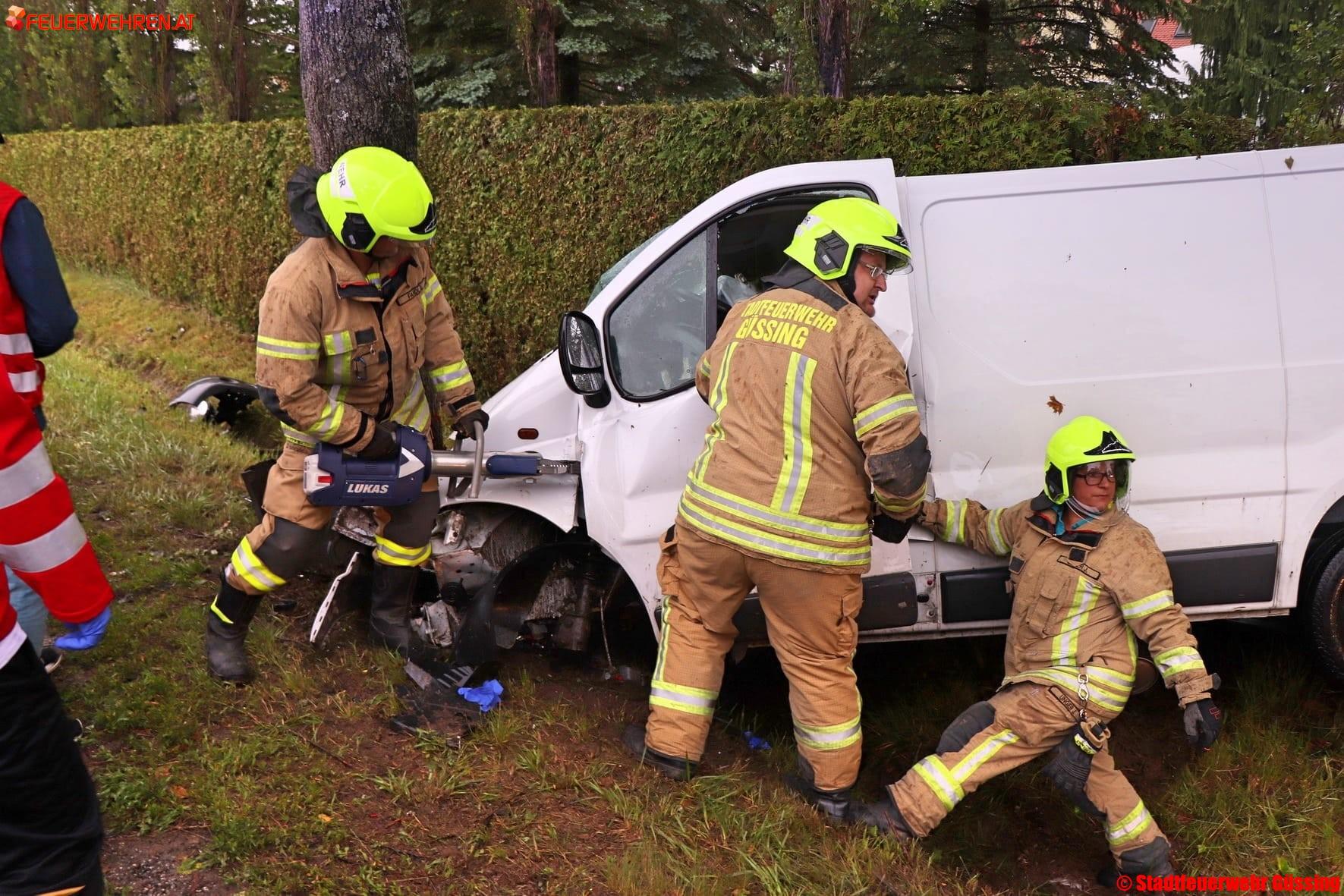 STF Güssing: Schwerer Verkehrsunfall mit eingeklemmter Person