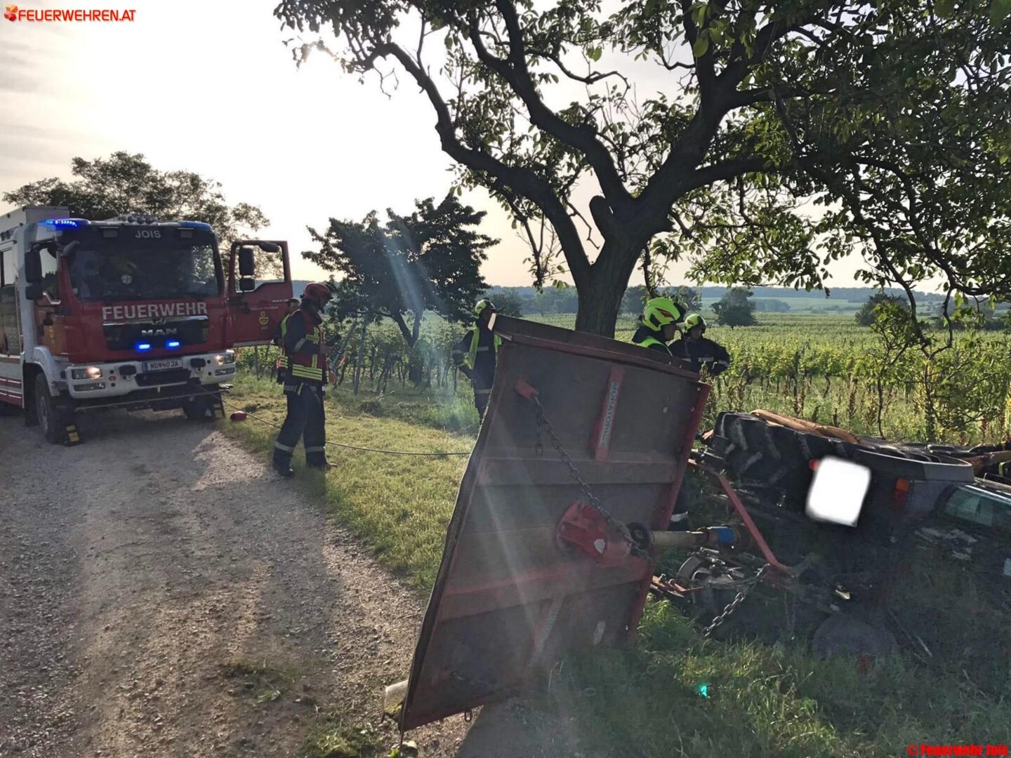FF Jois: Traktorbergung im Weingarten
