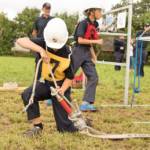 Jugendfeuerwehr mit Strahlrohr