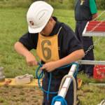 Bub beim Knoten binden