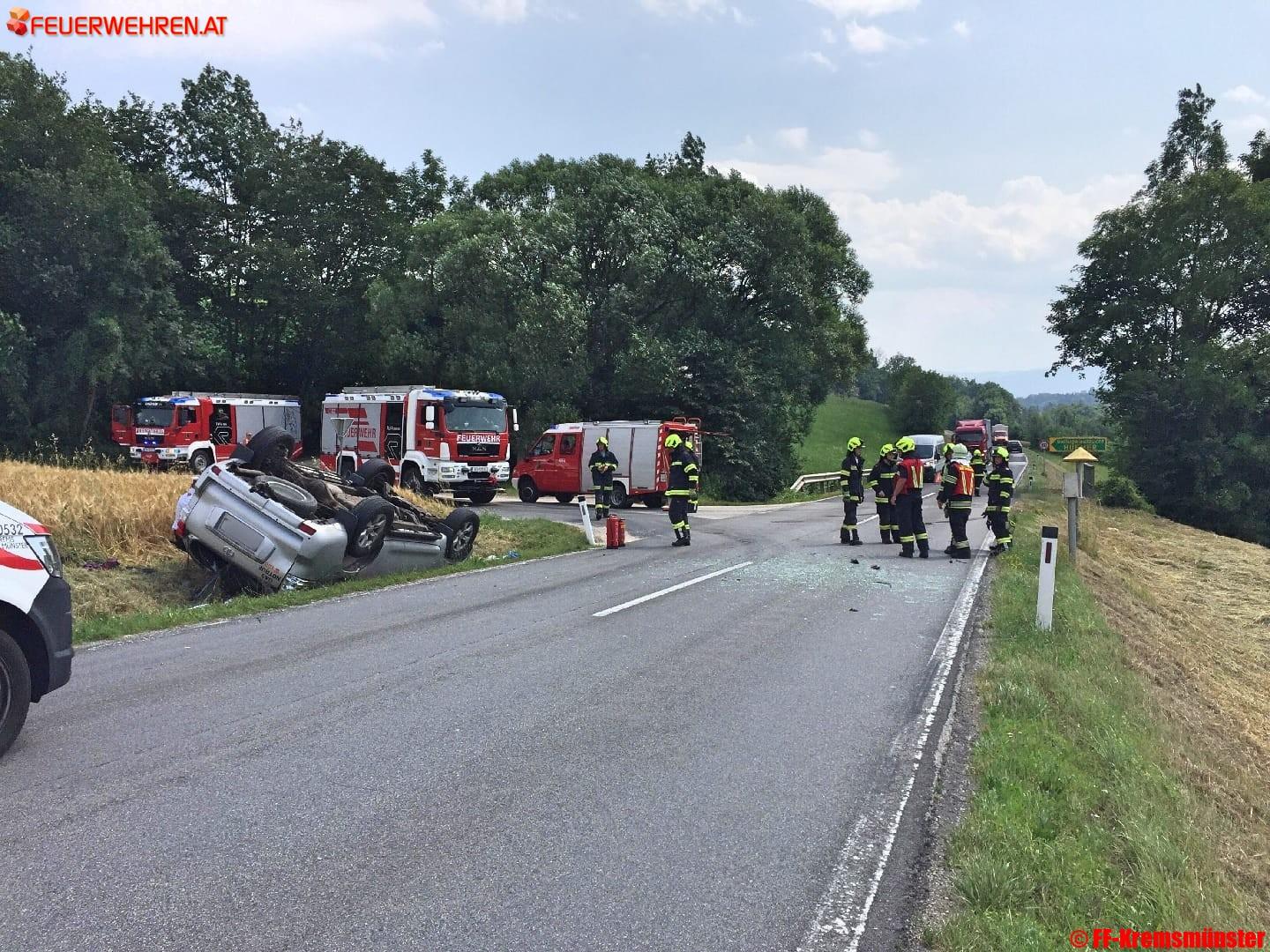 FF Kremsmünster: Fahrzeugüberschlag in Kremsmünster