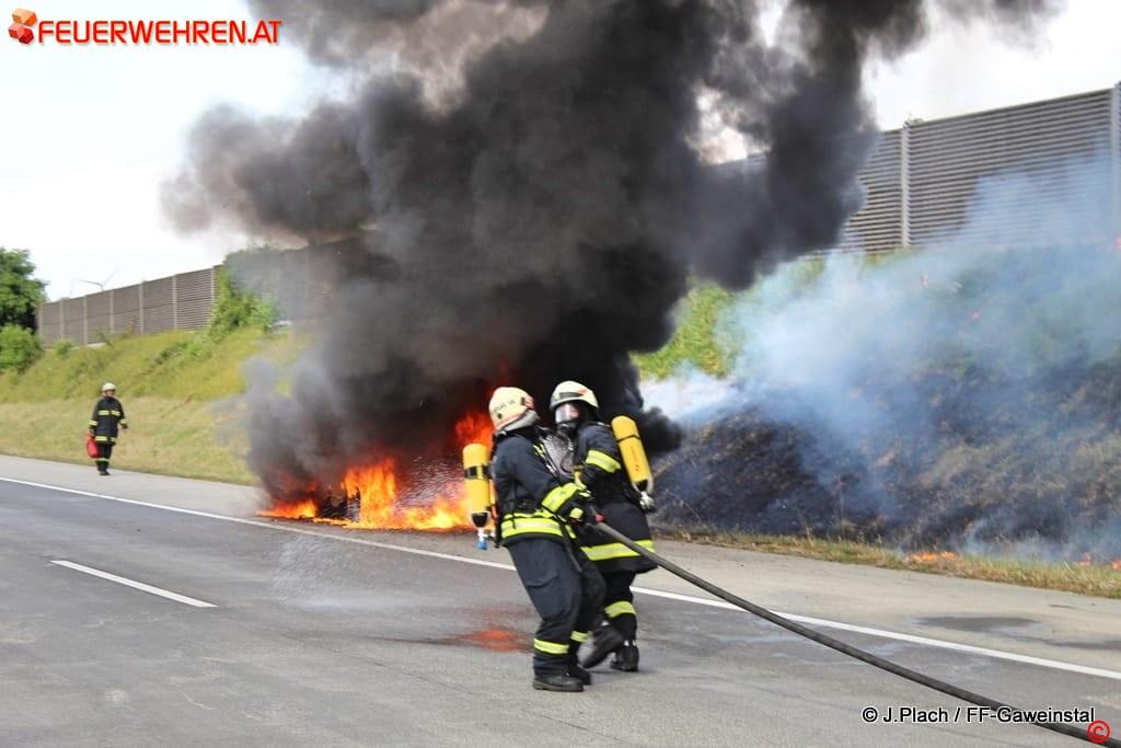 FF Gaweinstal: Fahrzeugbrand A5 Nordautobahn