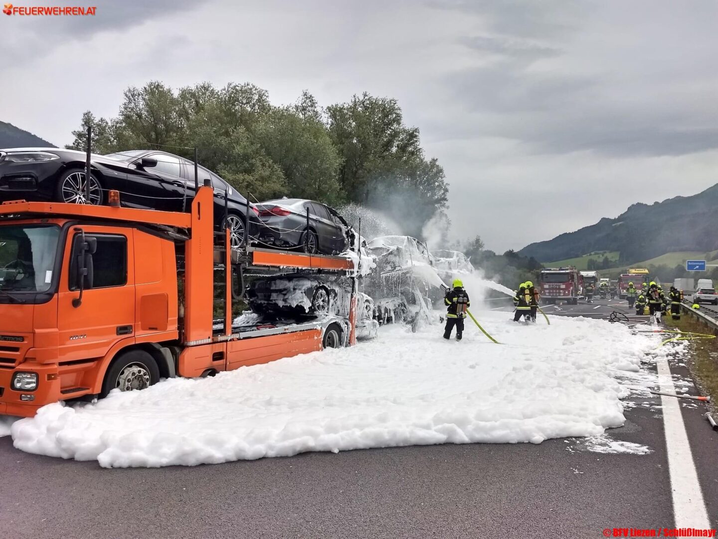 BFV Liezen: A9 – Fahrzeugtransporter in Brand