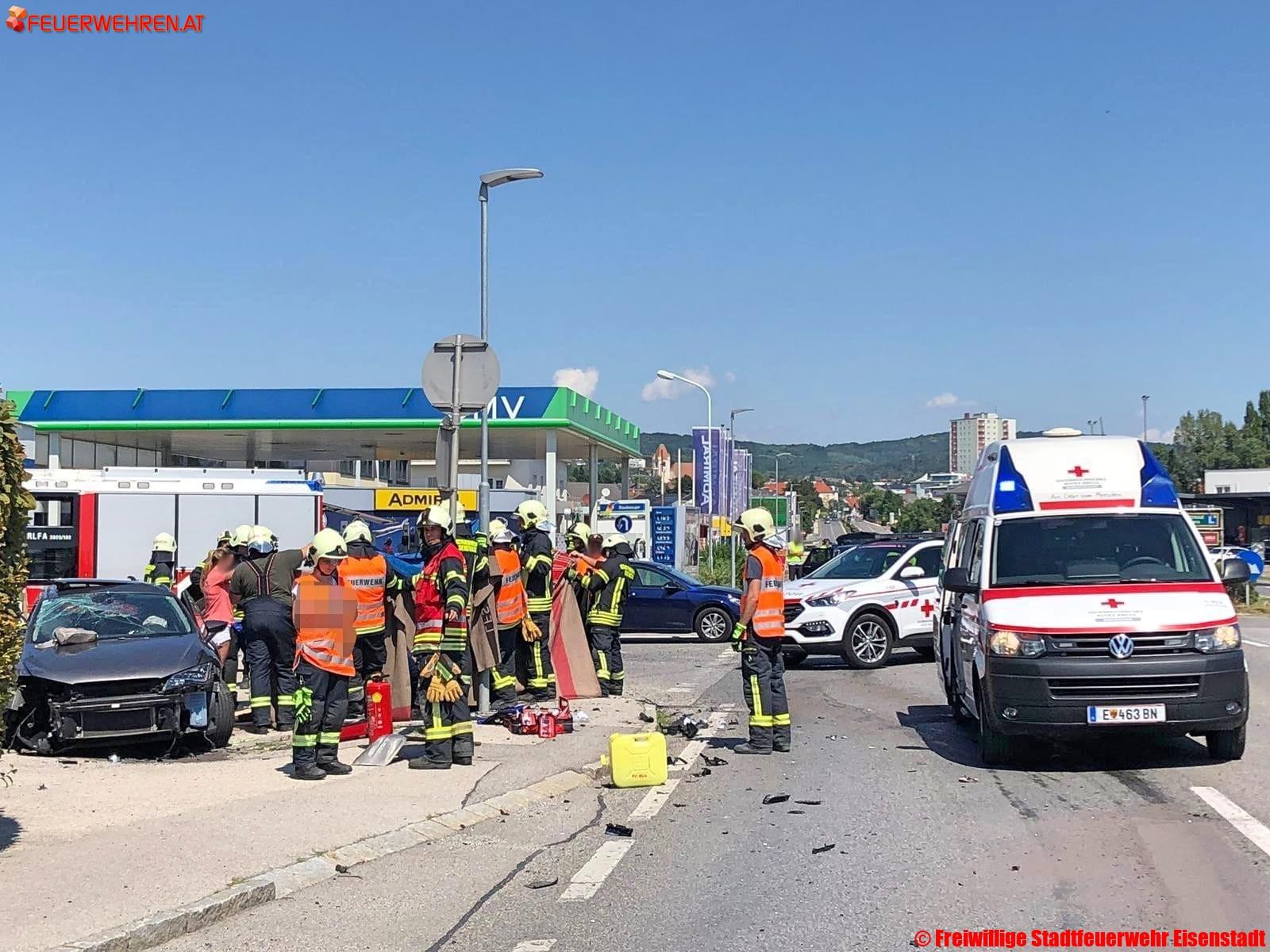 Feuerwehr Eisenstadt: Verkehrsunfall mit eingeklemmter Person