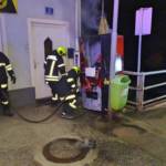 Feuerwehrmänner löschen Getränkeautomat