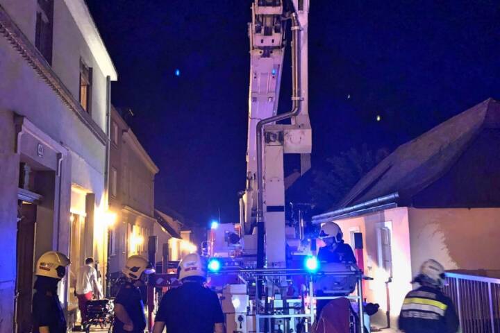 FF Klosterneuburg: Menschenrettung über Teleskopmastbühne