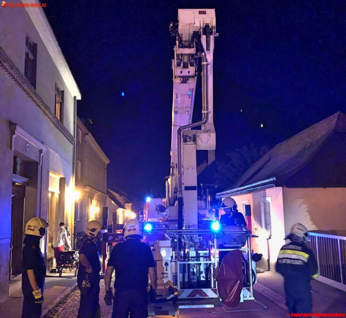 FF Klosterneuburg: Menschenrettung über Teleskopmastbühne