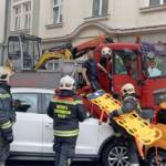 Feuerwehrmänner retten Fahrer aus LKW