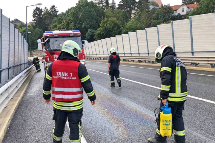 FF Klosterneuburg: Ölspur und Türöffnung für das Rote Kreuz