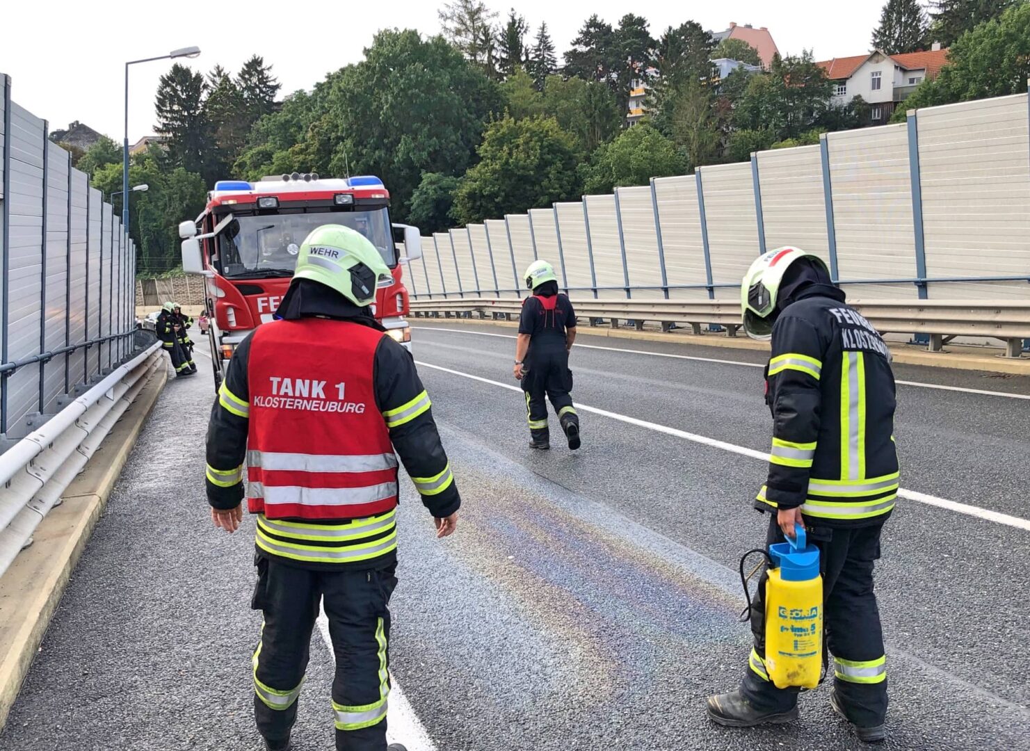 FF Klosterneuburg: Ölspur und Türöffnung für das Rote Kreuz