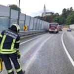 Feuerwehrmann bindet Ölspur