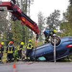 Auto liegt am Dach