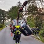 PKW hängt an Kran