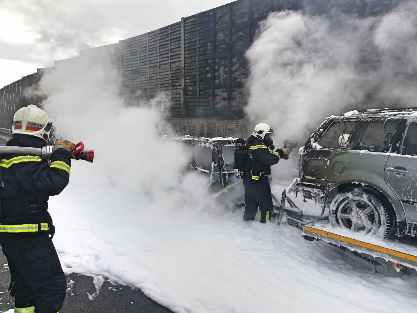 FF Brunn am Gebirge: Einsatzreicher Tag – Fahrzeugbrand …