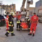 Menschenrettung über Teleskopmastbühne