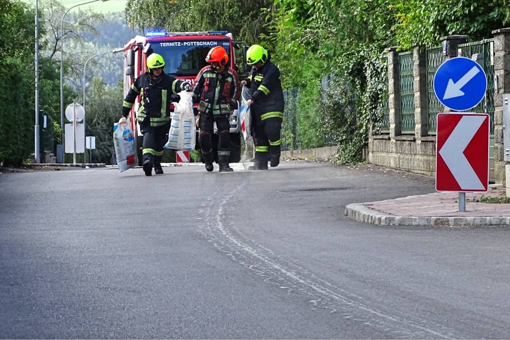 Bezirk Neunkirchen/Ternitz: Ölspur und Türöffnung