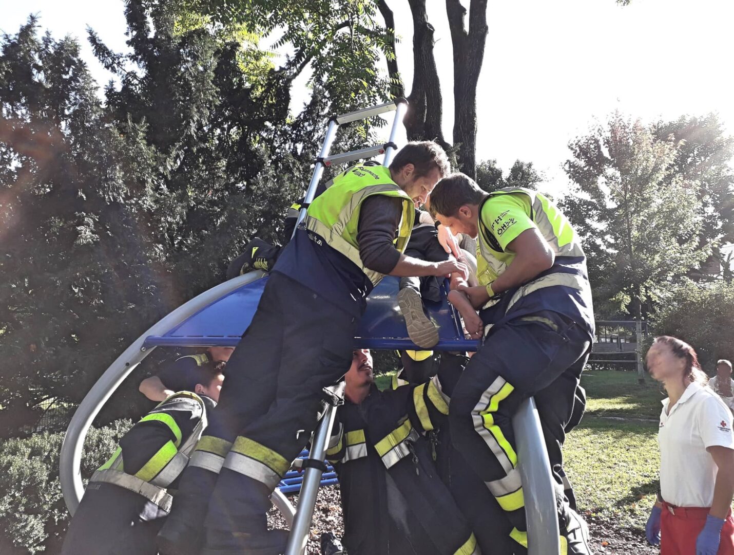 HFW Villach: Kleinkind aus Sitzgelegenheit befreit