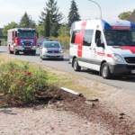 Spektakulärer Unfall im Ortsgebiet, Auto kam auf Seite zu liegen