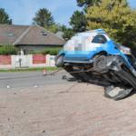 Spektakulärer Unfall im Ortsgebiet, Auto kam auf Seite zu liegen