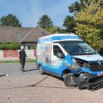 Spektakulärer Unfall im Ortsgebiet, Auto kam auf Seite zu liegen