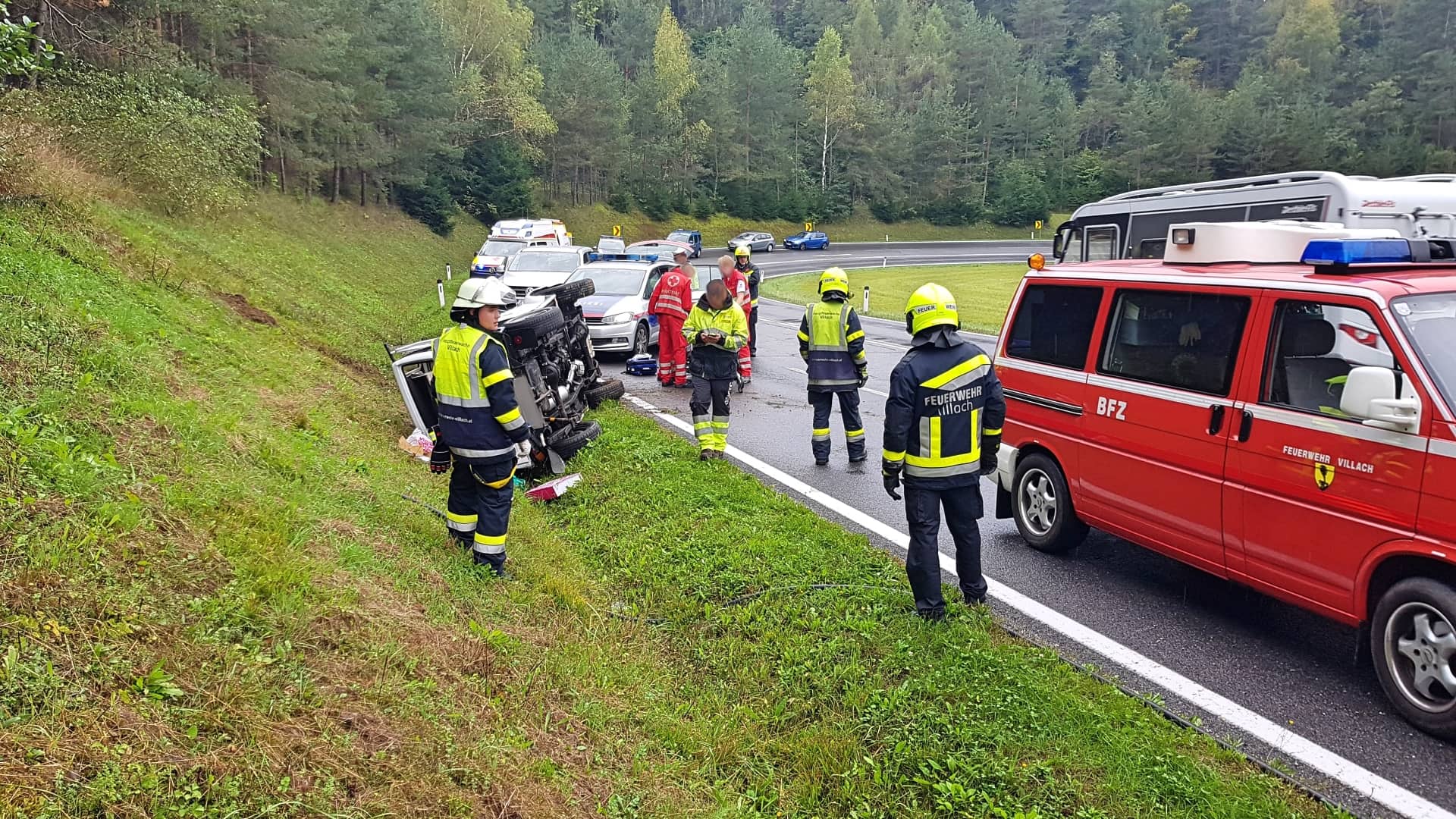HFW Villach: Verkehrsunfall – PKW überschlagen