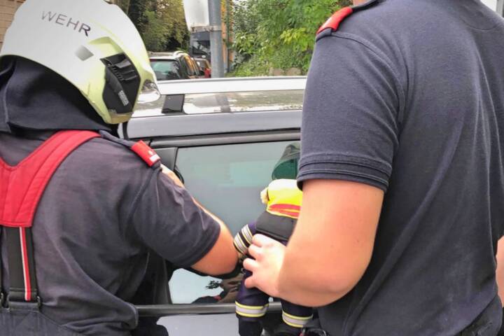 FF Klosterneuburg: Kleinkind in Auto eingeschlossen