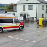 Ersthelfer halfen Mann aus Fahrzeug