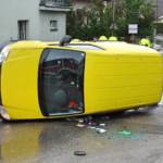 Ersthelfer halfen Mann aus Fahrzeug