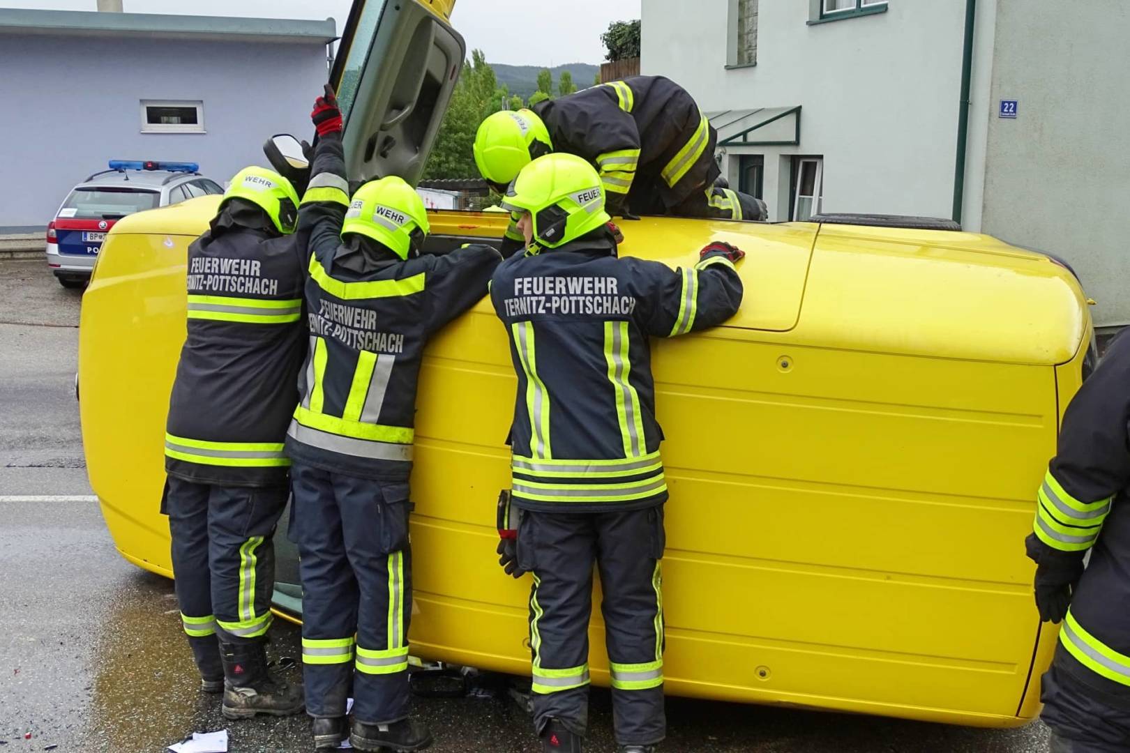 Bezirk Neunkirchen: Ersthelfer halfen Mann aus Fahrzeug