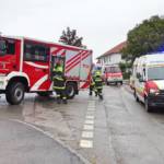 Ersthelfer halfen Mann aus Fahrzeug