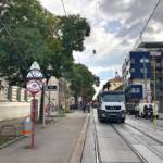 In Wien-Favoriten geriet der Ladekran eines Lkws in die Oberleitung der Straßenbahn