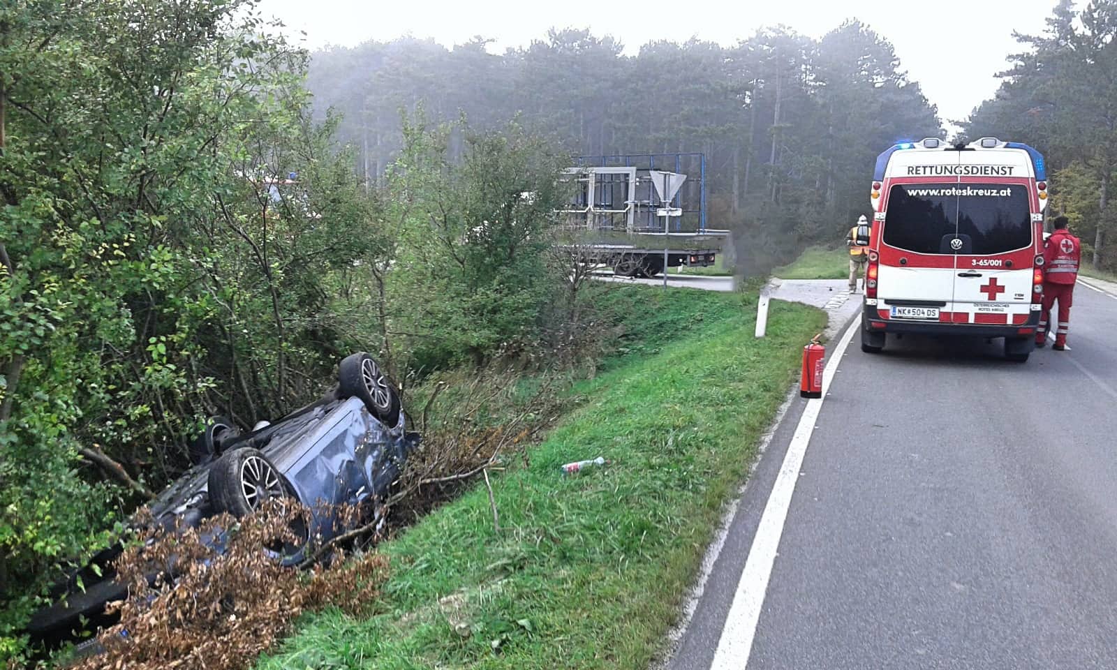 Pkw am Dach nach Verkehrsunfall