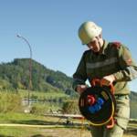 Feuerwehrmann mit Kabeltrommel