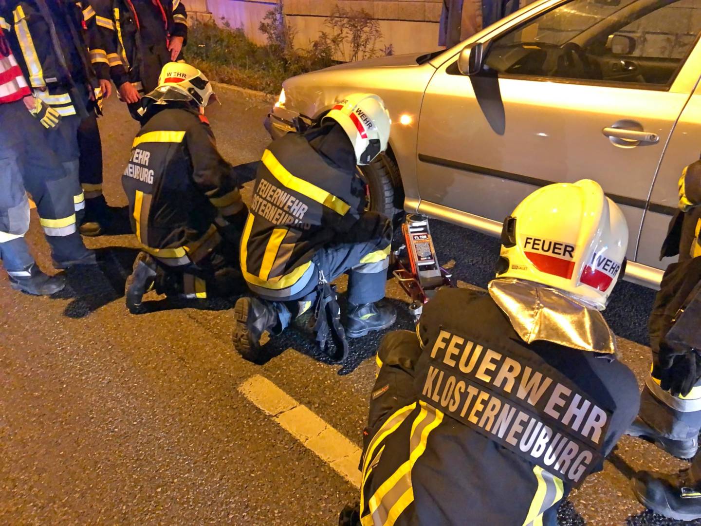 FF Klosterneuburg: Fahrzeugbergung nach Verkehrsunfall – Wienerstraße