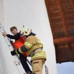 Feuerwehrmann mit Kind