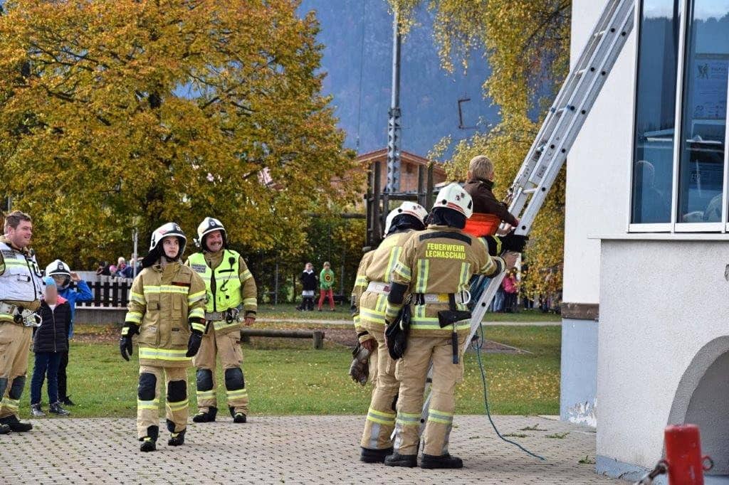 FF Lechaschau: Feuerwehrübung in der Volksschule