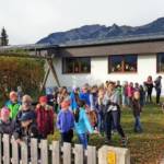 Kinder vor der Schule