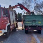 Anhänger löst sich auf Bundesstrasse von Traktor