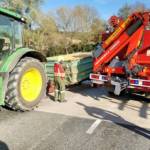Anhänger löst sich auf Bundesstrasse von Traktor