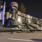 Anhänger stürzt über Böschung