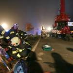 Anhänger stürzt über Böschung