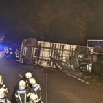 Anhänger stürzt über Böschung