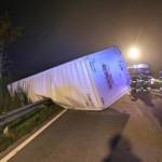 Anhänger stürzt über Böschung